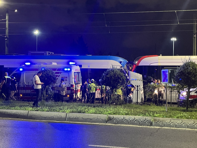İstanbul'da iki tramvay kafa kafaya çarpıştı - Resim : 1