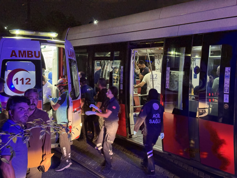 İstanbul'da iki tramvay kafa kafaya çarpıştı - Resim : 2