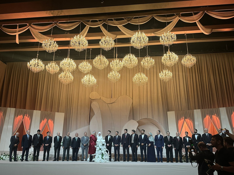 Nikahta gözler Erdoğan'ı aradı: Siyasiler Davutoğlu'nun nikah davetinde buluştu - Resim : 1
