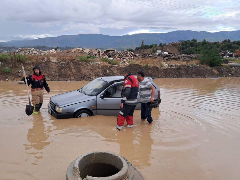 Okula giden öğrencilerin imdat çığlığı: Antakya’da yollar göle döndü - Resim: 4