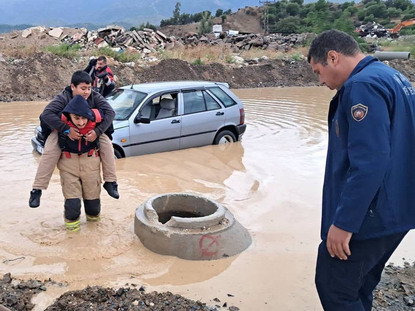 Okula giden öğrencilerin imdat çığlığı: Antakya’da yollar göle döndü - Resim: 3