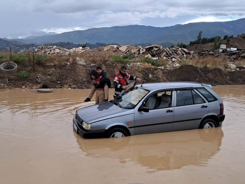 Okula giden öğrencilerin imdat çığlığı: Antakya’da yollar göle döndü - Resim: 7