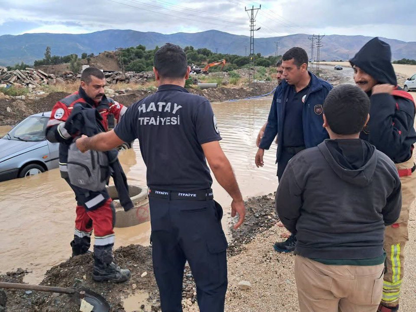 Okula giden öğrencilerin imdat çığlığı: Antakya’da yollar göle döndü - Resim: 2