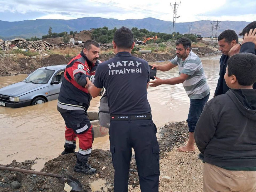 Okula giden öğrencilerin imdat çığlığı: Antakya’da yollar göle döndü - Resim: 6