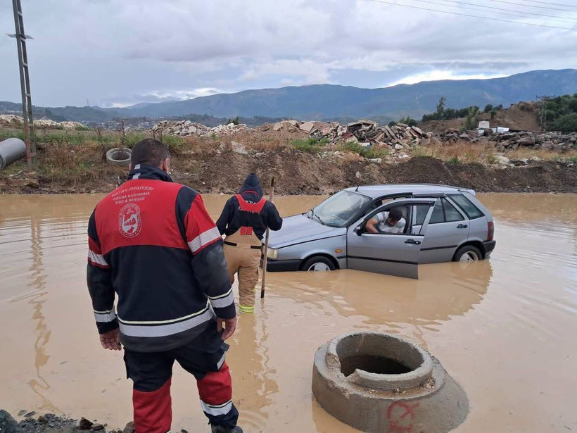 Okula giden öğrencilerin imdat çığlığı: Antakya’da yollar göle döndü - Resim: 1