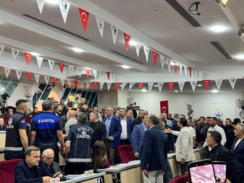 Çiğli Meclisi’nde “serinleten” hoş geldin: CHP’den AK Parti’ye geçişin bedeli su şişeleri oldu - Resim : 1