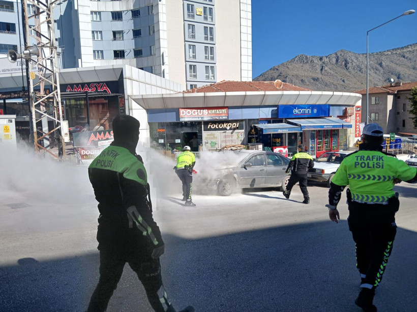 Sınavdayken aracı alev aldı: Polisler yangın tüpü ile müdahale etti - Resim : 2