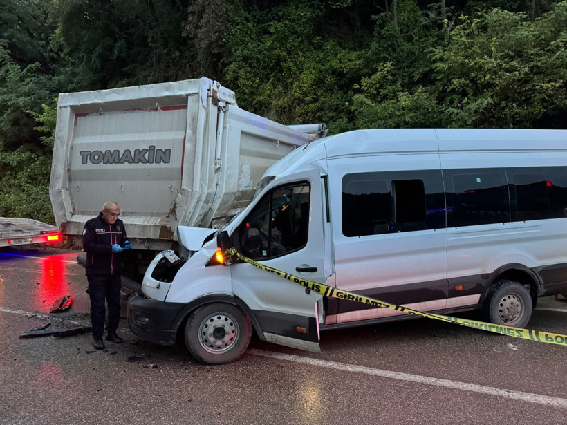 Ordu'da okul dönüşü dehşet anları: Minibüs kamyonla çarpıştı: 1 ölü 18 yaralı - Resim : 1