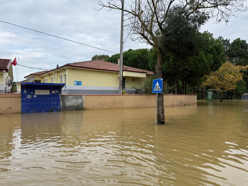 Sakarya’da Acarlar Longozu taştı: Yol kapandı, evleri su bastı - Resim : 2