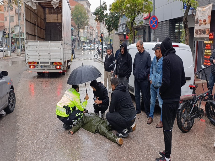 Yağmur altında şefkat nöbeti: Şemsiyeli polise teşekkür yağdı - Resim : 1