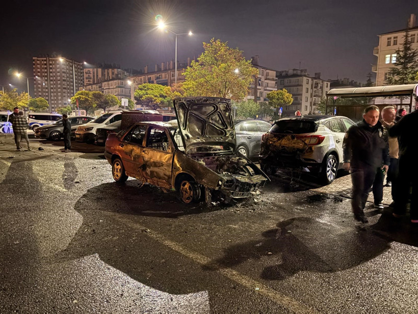 Kayseri'de otomobil karşı yola geçip alev aldı: 1 yaralı - Resim : 1