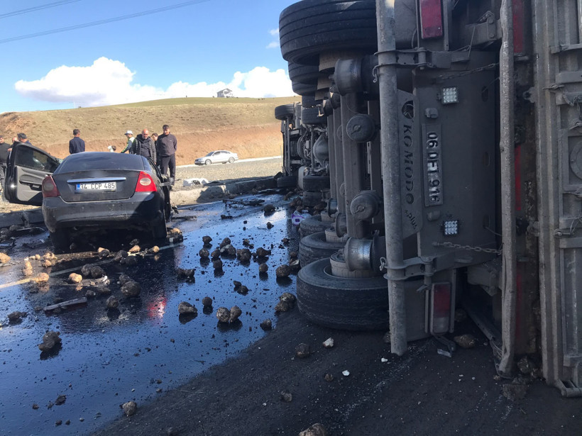 Ağrı’da TIR ile otomobil çarpıştı: Aynı aileden 4 kişi öldü - Resim : 1