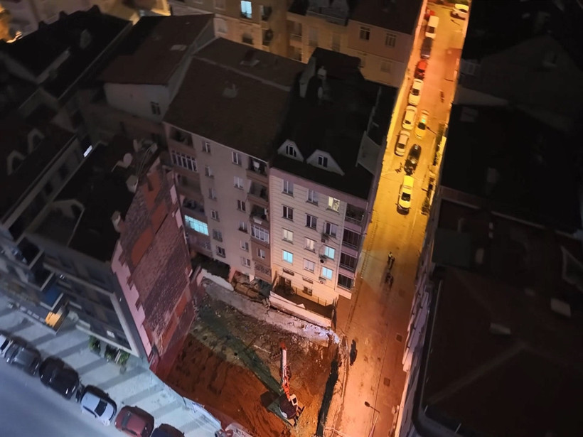 İstanbul Bahçelievler'de istinat duvarı yıkıldı: 20 daire tahliye edildi - Resim : 1