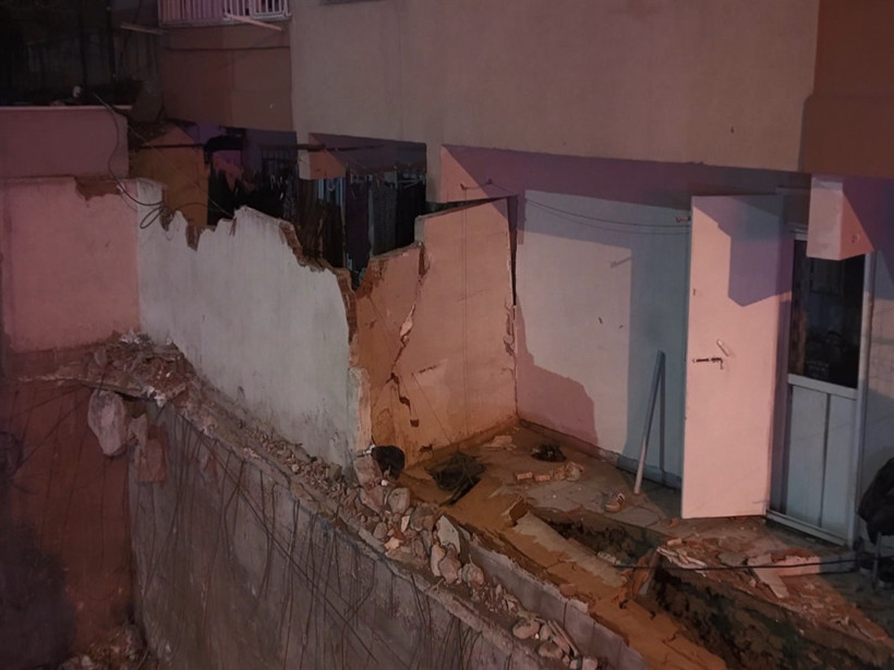 İstanbul Bahçelievler'de istinat duvarı yıkıldı: 20 daire tahliye edildi - Resim : 2