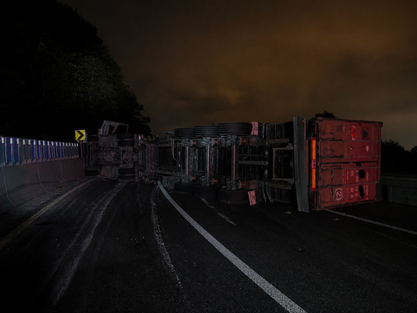 Askeri mühimmat taşıyan TIR kontrolden çıktı - Resim : 2