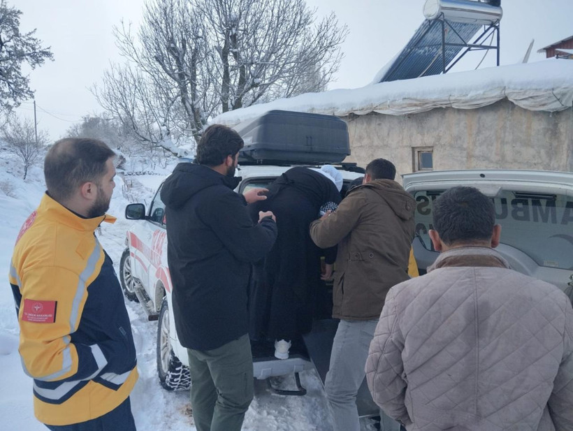 Kar altında hayatta kalma savaşı! Ekipler karlı yolları a&ccedil;ıp hastayı yetiştirdiler - Resim : 1