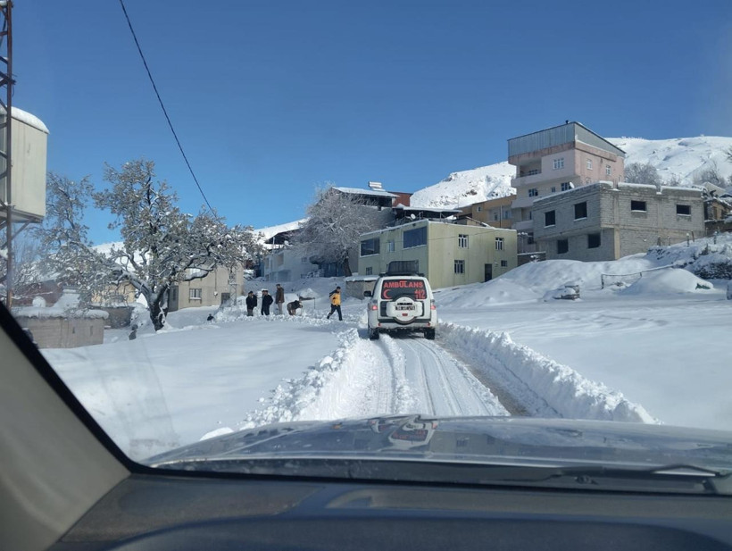 Kar altında hayatta kalma savaşı! Ekipler karlı yolları a&ccedil;ıp hastayı yetiştirdiler - Resim : 2