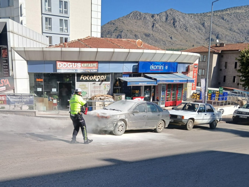 Sınavdayken aracı alev aldı: Polisler yangın tüpü ile müdahale etti - Resim : 1