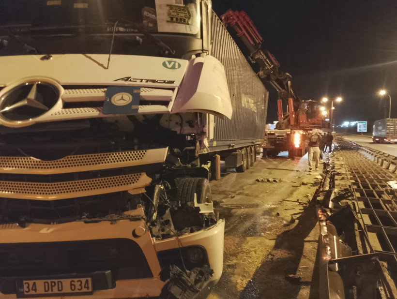 TEM&rsquo;de feci kaza: TIR bariyerleri bı&ccedil;ak gibi kesti: 1 - Resim : 2