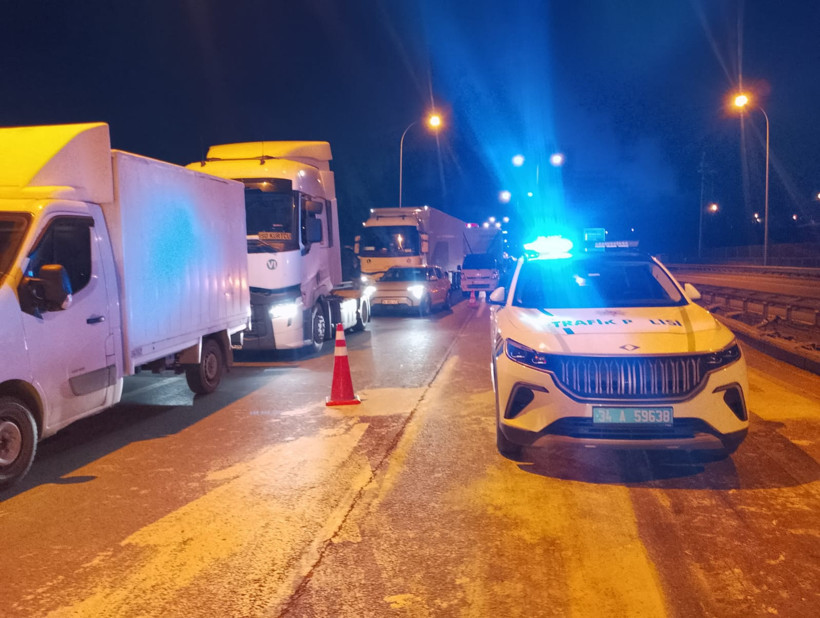 TEM&rsquo;de feci kaza: TIR bariyerleri bı&ccedil;ak gibi kesti: 1 - Resim : 1