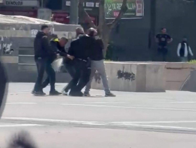 Elinde pompalı tüfekle meydana indi: Film sahnelerini aratmayan operasyon - Resim : 5