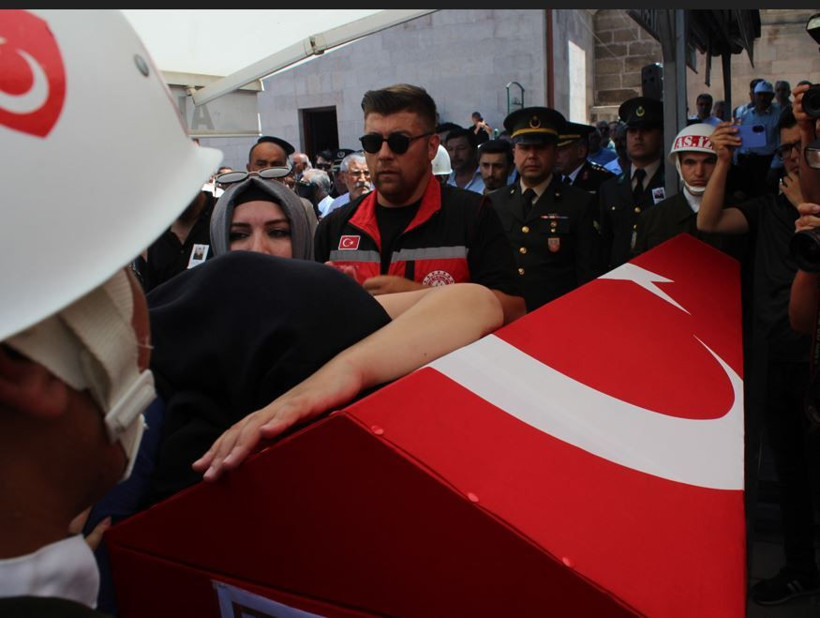 Şehit eşi tabuta sarılıp tek bir cümle söyledi: Aksaray’da en acı veda - Resim: 1