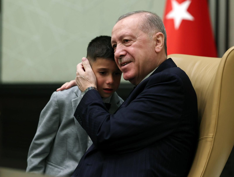 23 Nisan’da Erdoğan’ın huzurunda bu şiir okutuldu: Siyasi yasak gerekçesi olmuştu - Resim: 2