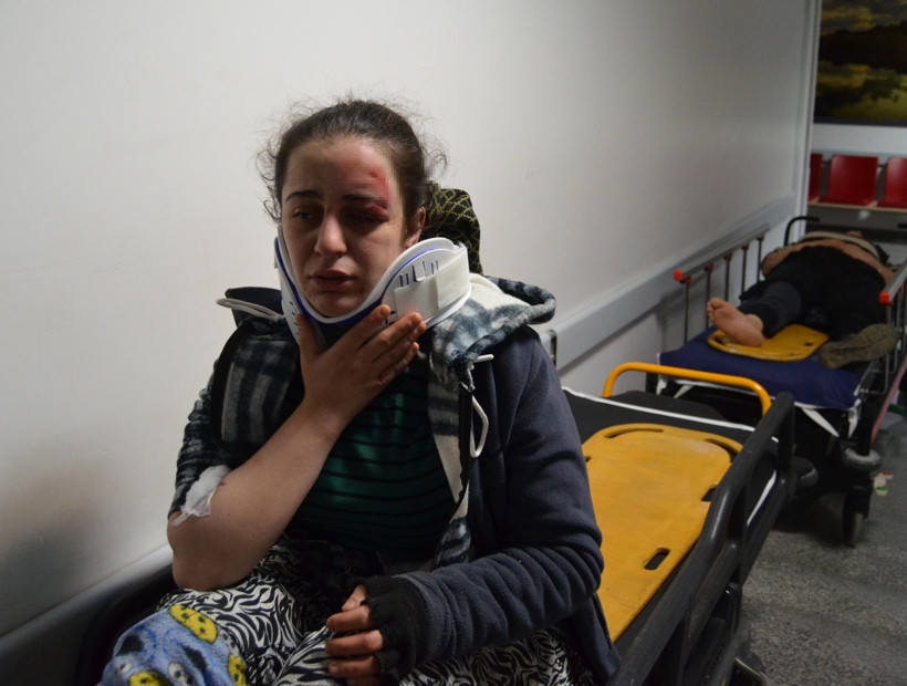 Minib&uuml;ste can pazarı: Tarım iş&ccedil;ilerini taşıyan ara&ccedil; duvara &ccedil;arptı: 14 yaralı - Resim : 9