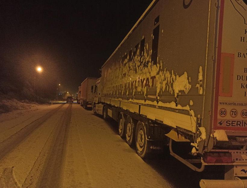 Kar ve tipi vurdu: Sınırda TIR kuyruğu: Ilgar Geçidi'nde ulaşım felç - Resim : 2