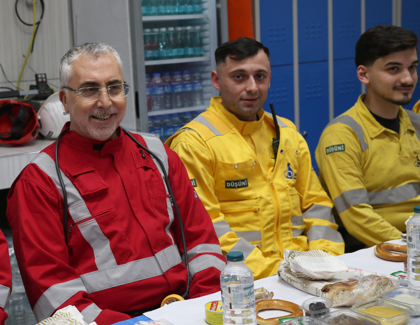 Yerin 320 metre altında manevi buluşma: Bakan Işıkhan madencilerle sahur sofrasında - Resim : 5