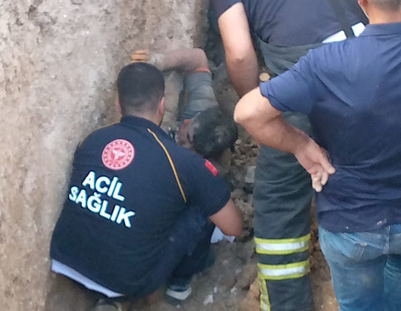 Adıyaman'da göçük paniği... İşçi tonlarca toprağın altından çıkarıldı - Resim : 1