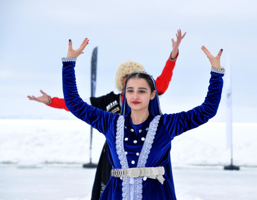 Donmuş Çıldır Gölü'nde buzdan şölen: Artistik patenciler mest etti - Resim : 6