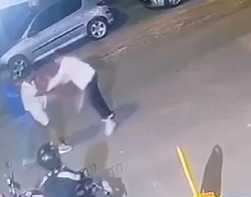 17 yaşındaki çocuğu sokak ortasında bıçakladı: Dehşet anları kamerada - Resim : 1