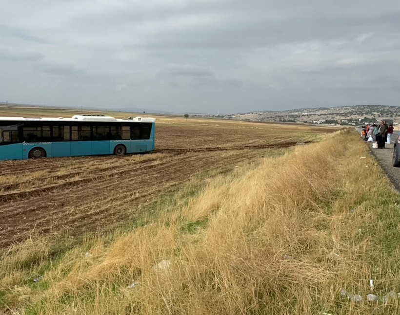 Freni tutmadı, tarlaya daldı: Diyarbakır'da ucuz atlatılan otobüs kazası - Resim : 2
