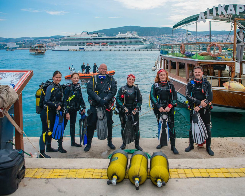 Kuşadası’nda Dünya Günü Temizliği: Kıyılardan 200 Kilo Atık Çıktı - Resim : 1