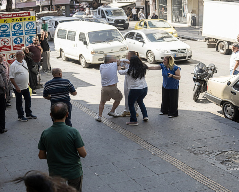 Bir ayna kırıldı, cadde savaş alanına döndü - Resim : 2