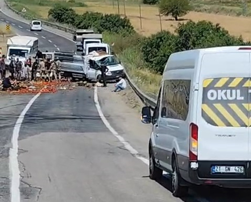 Kamyonet savruldu, yükü yola dağıldı: Jandarma seferber oldu - Resim : 5