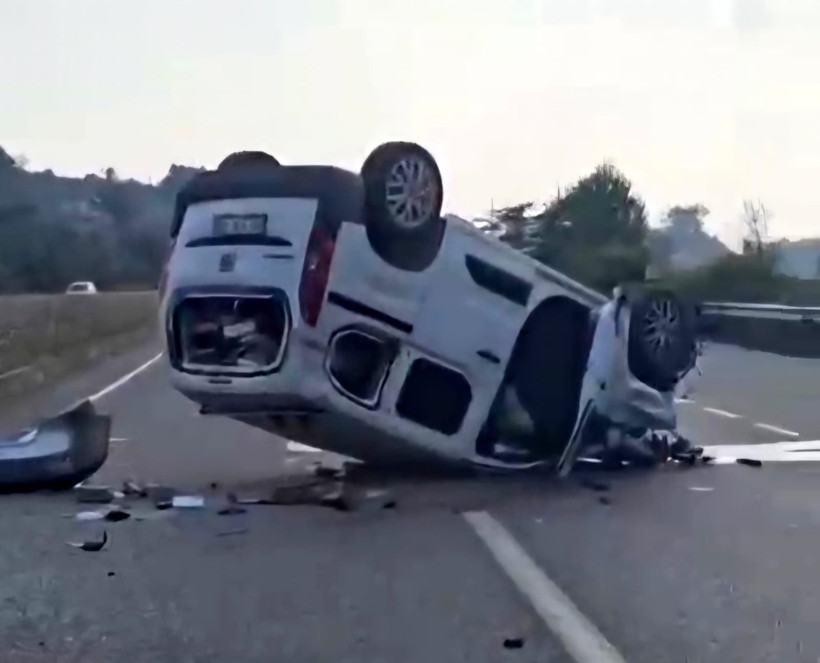 Çarpışmanın şiddetiyle ters döndü: Sakarya'da can pazarı - Resim : 1