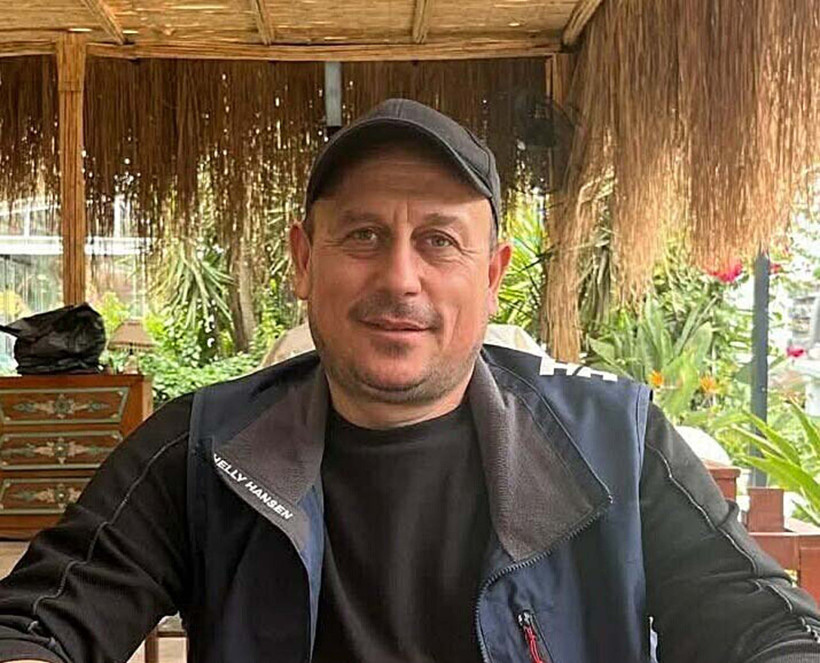 Sevmek istediği devenin gazabına uğradı: Hastanede yaşam savaşı veriyor - Resim : 1