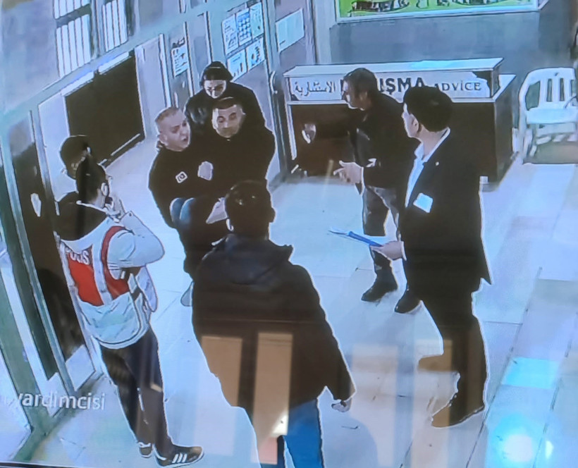 Sınav yolunda b&uuml;y&uuml;k talihsizlik: Lastiği patladı umudu kırıldı: T&uuml;rk polisi Hızır gibi yetişti - Resim : 1