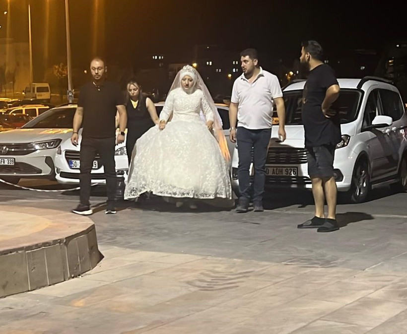 Düğün yolunda acı olay: Gelin arabası takla attı - Resim: 1