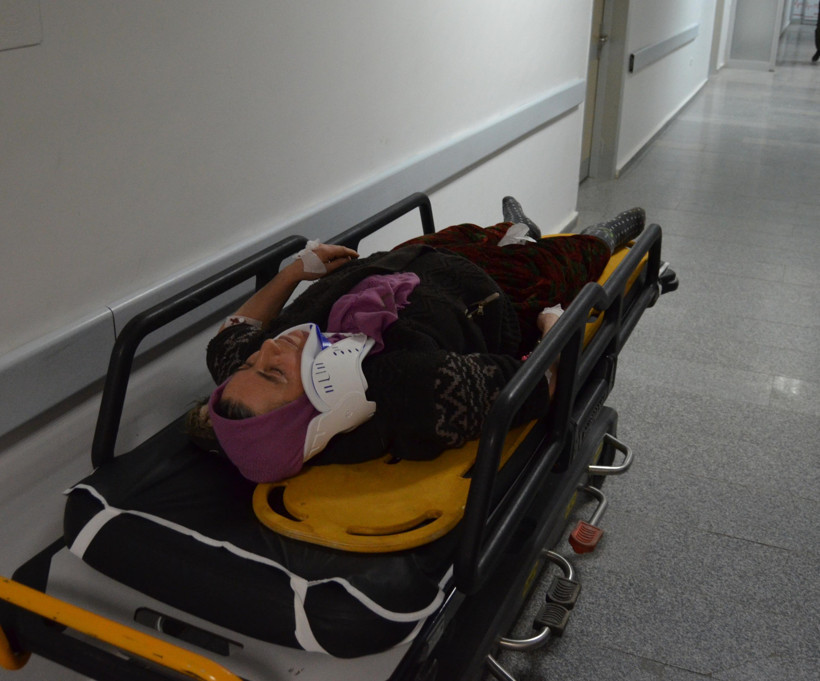 Minib&uuml;ste can pazarı: Tarım iş&ccedil;ilerini taşıyan ara&ccedil; duvara &ccedil;arptı: 14 yaralı - Resim : 2