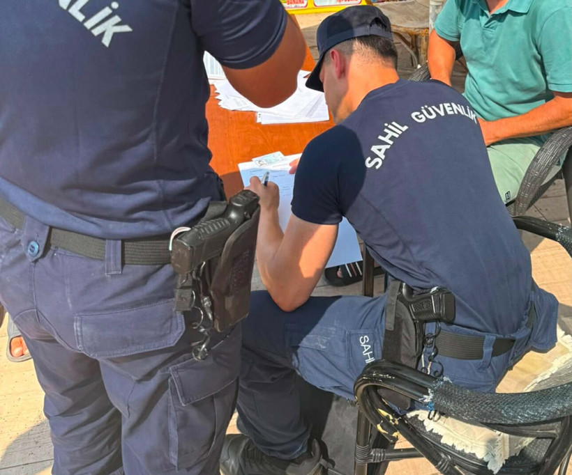 Denizde yüzüyordu, kuyruğundan tuttuğu gibi karaya çıkardı: Sahil Güvenlik devreye girdi: Cezasını da elleriyle ödedi - Resim : 3