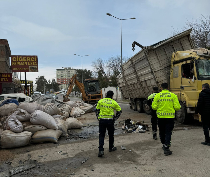 Diyarbakır&rsquo;da feci kaza: 9 ara&ccedil; saman balyaların altında kaldı - Resim : 5