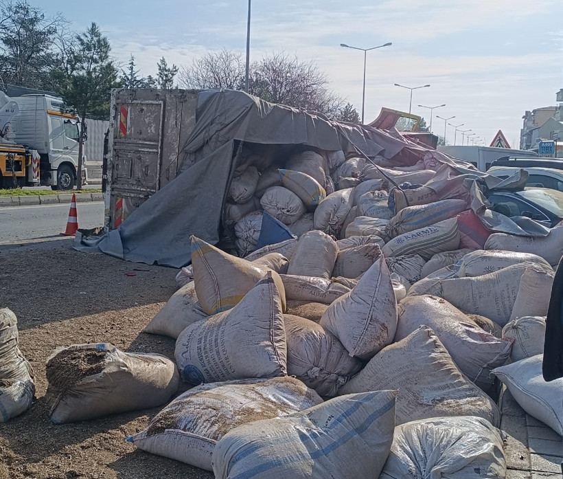 Diyarbakır&rsquo;da feci kaza: 9 ara&ccedil; saman balyaların altında kaldı - Resim : 4