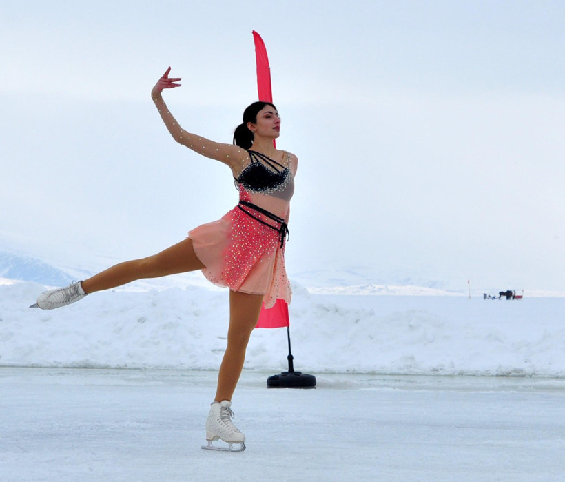 Donmuş Çıldır Gölü'nde buzdan şölen: Artistik patenciler mest etti - Resim : 5