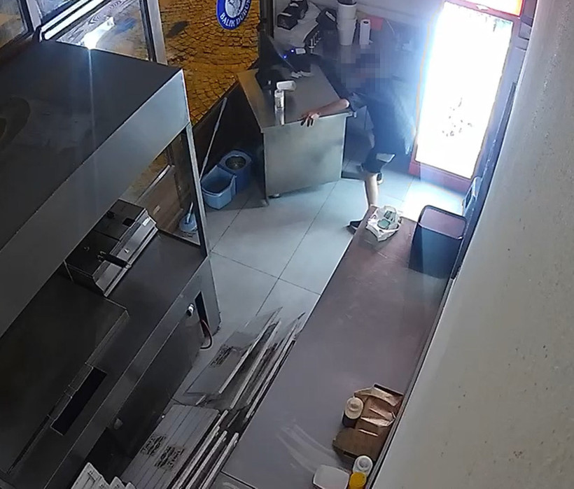 Önce sokakta oyalandılar: Sonra soyup kaçtılar: Kameraya anbean yansıdı - Resim : 1