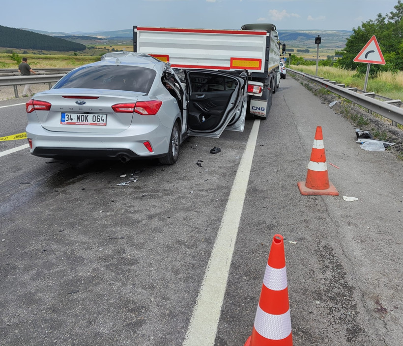 Otomobil TIR’a ok gibi saplandı: Ölü ve yaralılar var - Resim : 2