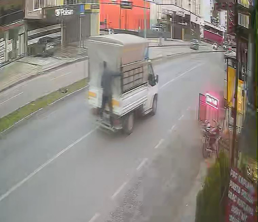 Banka takiplisinden sonra şimdi de kasap takiplisi: Saniyeler içinde kilolarcasını indirdi - Resim : 1