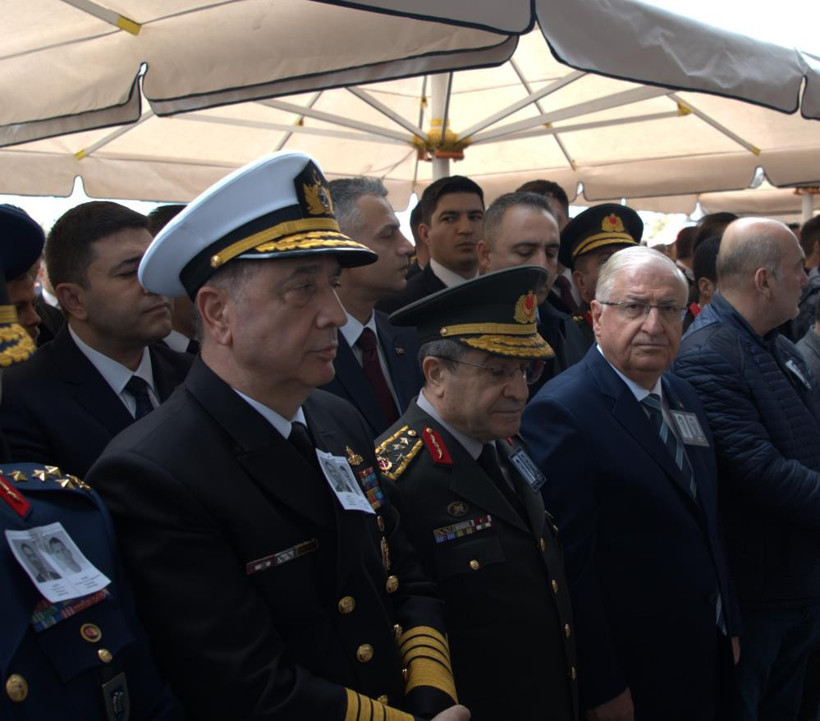 Cenaze töreninde dikkat çeken anlar: Özgür Özel Devlet Bahçeli'ye aracına kadar eşlik etti - Resim : 2